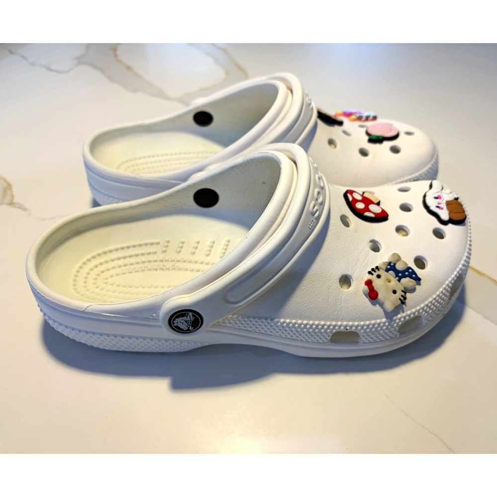 Crocs Classic Clog White Unisex US 6 men, 8 women Slip On w/ Hello Kitty Jibbitz
